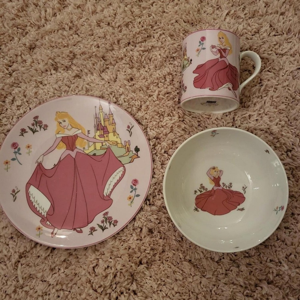 White and Pink Dinnerware